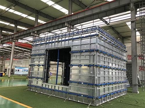 本实用新型能够保证铝膜板的安装强度