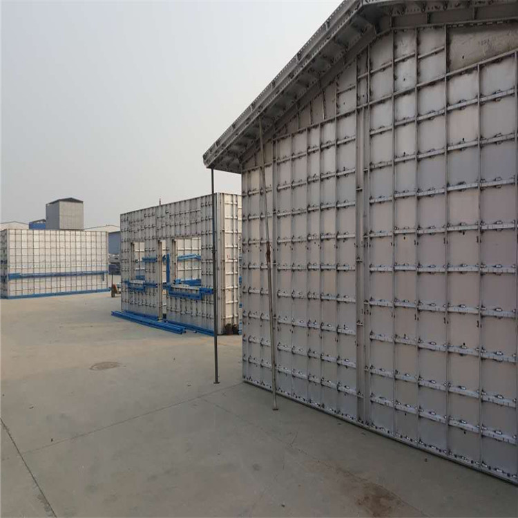 所述模板除水泥机打磨一体机的两侧均固定安装有模板传输架