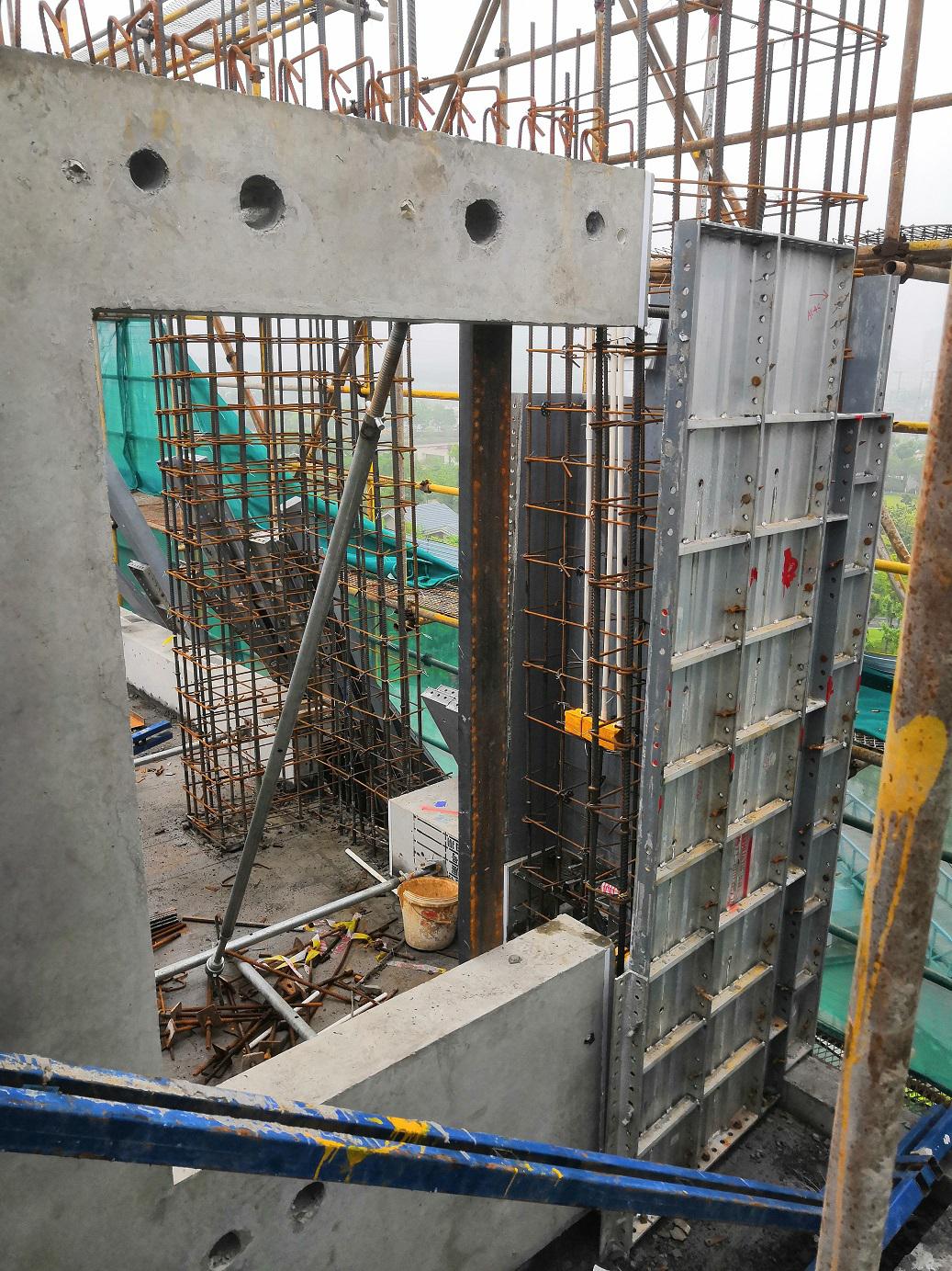 以及设置于框形本体四个边角处的限位件