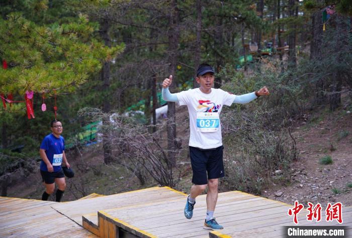 2023贺兰山登山赛开赛 专业选手与爱好者共赴山野