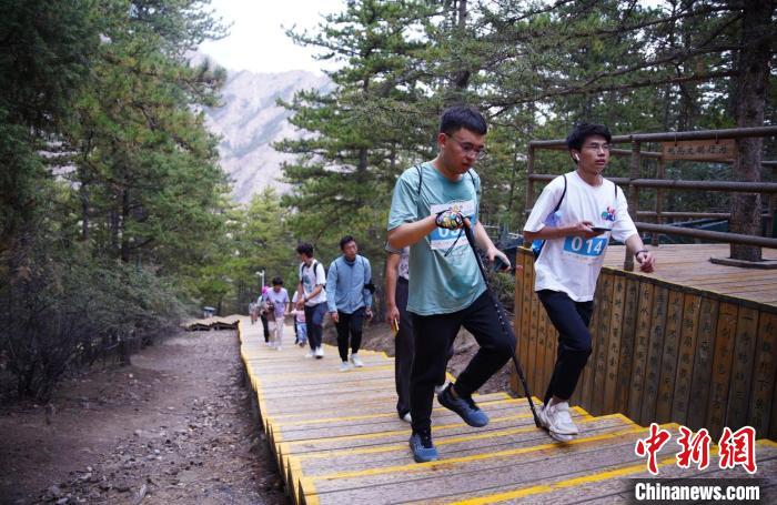 2023贺兰山登山赛开赛 专业选手与爱好者共赴山野