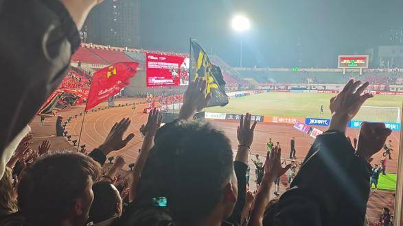 川超联赛球迷庆生助威张颢蓝破门南充队奋力拼