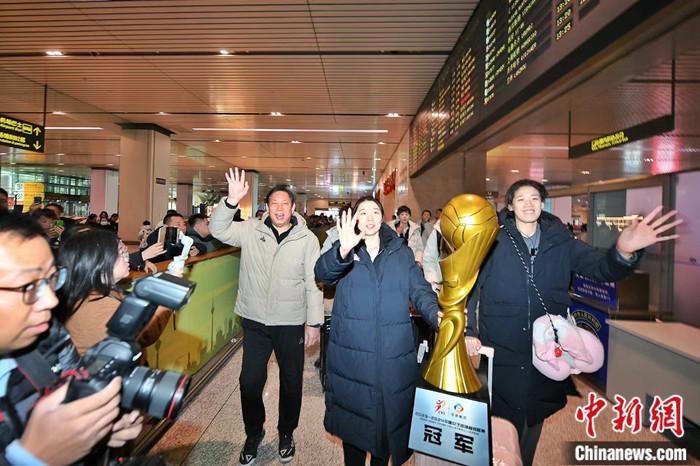 李盈莹率天津女排卫冕联赛冠军备战巴黎奥运