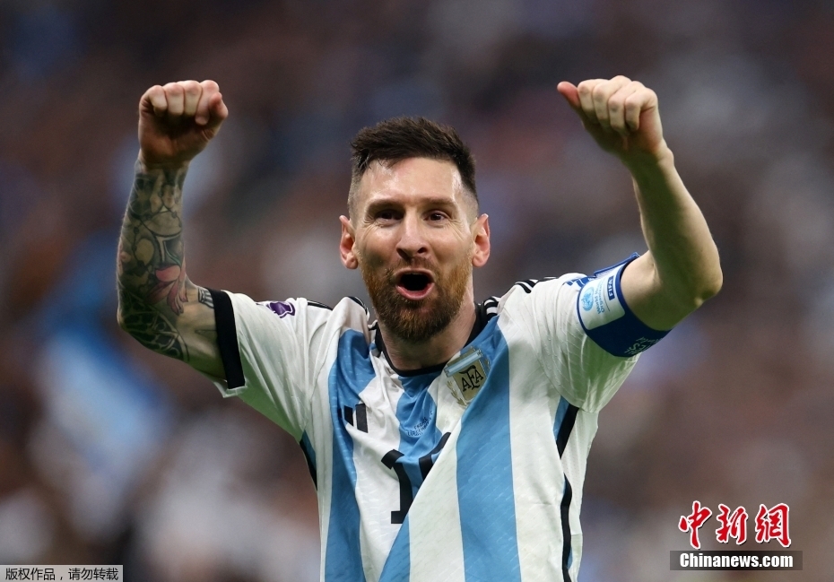 梅西亲吻大力神杯 阿根廷时隔36年再夺世界杯冠