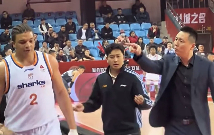 上海男篮外援洛夫顿消极表现引关注 教练矛盾影