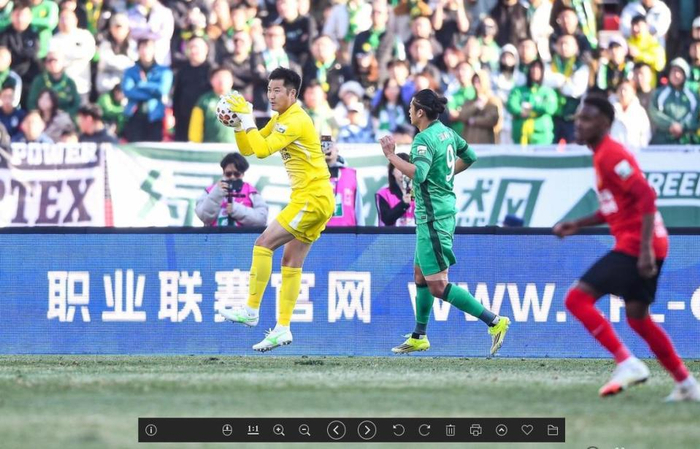 北京国安三轮不胜陷困境 争议判罚引球迷不满