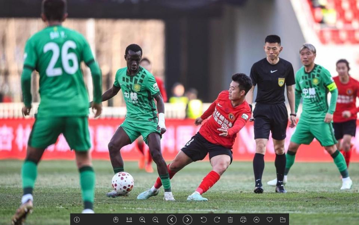 北京国安三轮不胜陷困境 争议判罚引球迷不满